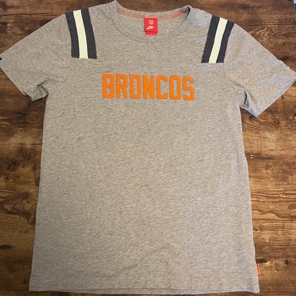 NFL x NIKE Denver Broncos Women’s T-shirt Grey Size Large Stitched ‘Broncos’